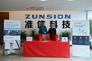 Jon Burton COO of GT Wings (l) and Xu Jinbiao CEO of Zunsion Technology (r)